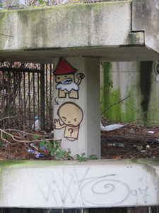 829278 Afbeelding van graffiti met een Utrechtse kabouter (KBTR) en WTIP op een pilaar onder de trap van het voetpad ...